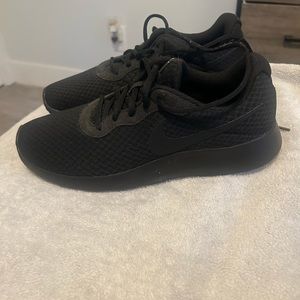 Womens Nike tajun sneaker size 8.5